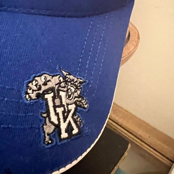 Starter Men’s University Of Kentucky Wildcats adjustable hat. - Picture 2 of 6